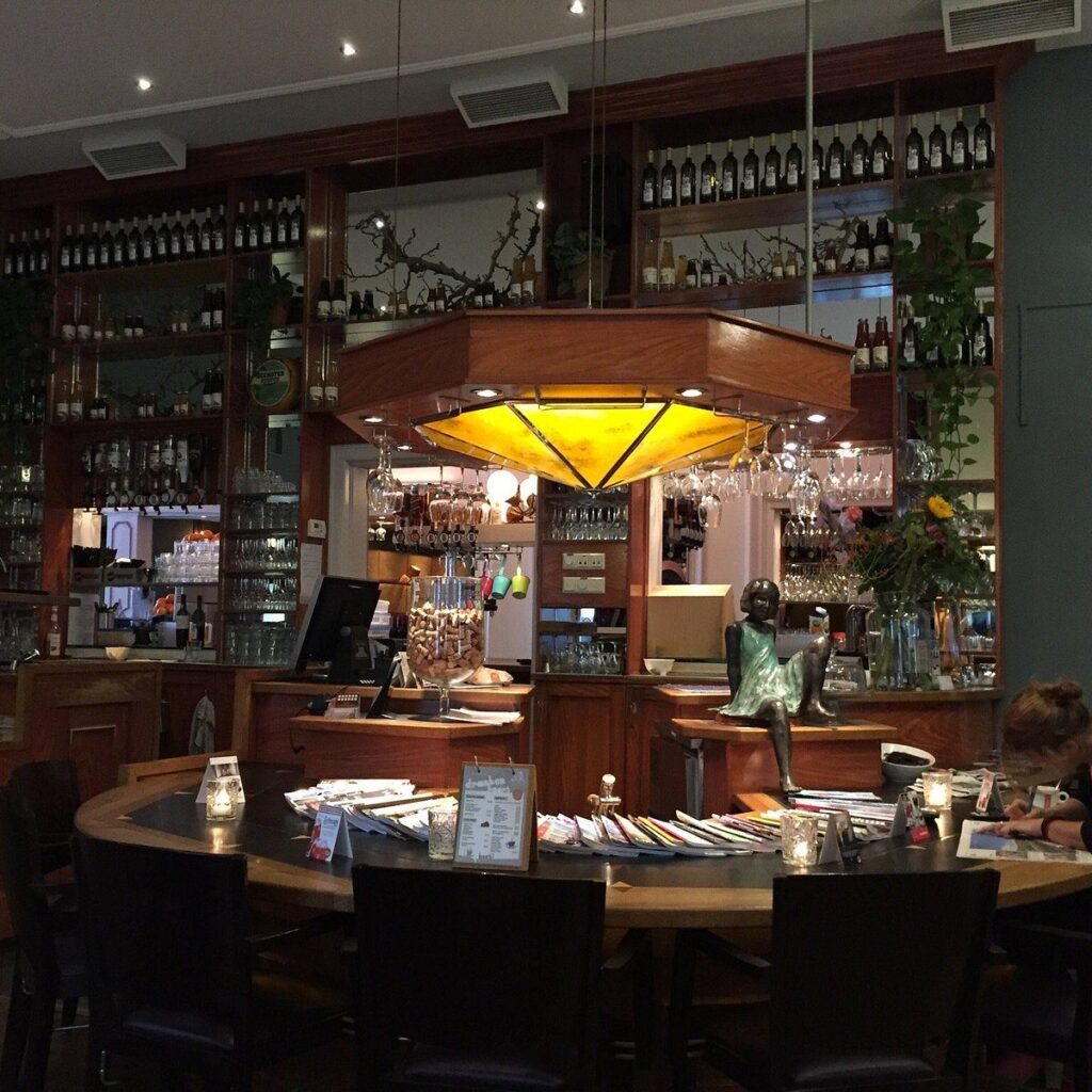 De bar met de koperen lamp