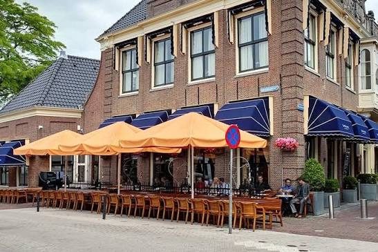 De gevel met parasols