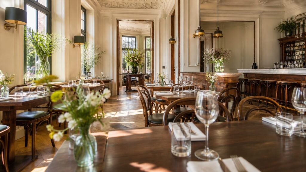 Gedekte tafels in het grand café