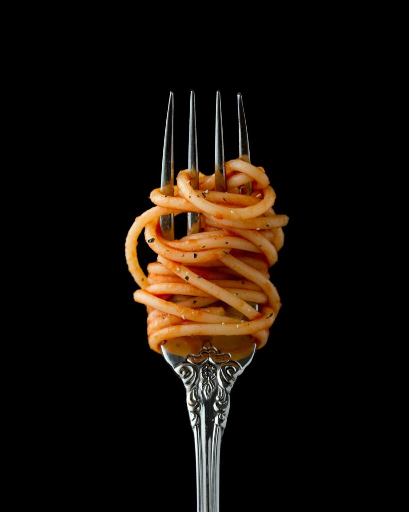Spaghetti met tomatensaus om een vork