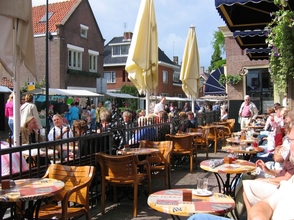 Druk terras op een zomerdag
